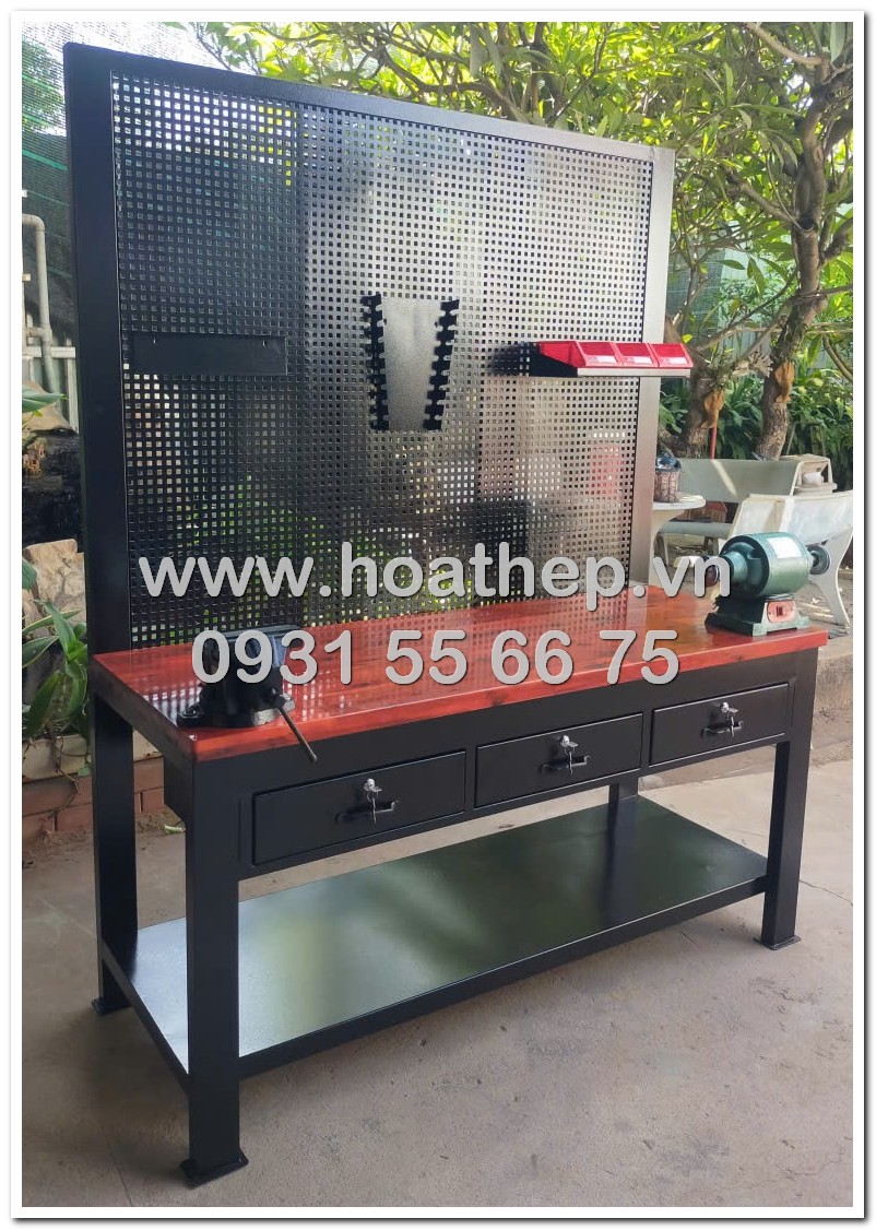 b&agrave;n thao t&aacute;c 3 ngăn k&eacute;o, b&agrave;n l&agrave;m việc c&oacute; bảng treo 1600, b&agrave;n thao t&aacute;c c&ocirc;ng nghiệp đen, kệ chứa đồ b&ecirc;n dưới b&agrave;n, b&agrave;n gỗ d&agrave;y 36mm, b&agrave;n thao t&aacute;c cho xưởng, gi&aacute; b&agrave;n thao t&aacute;c 1m6